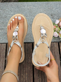 Sandália Rasteira Com Pedra Oval E Detalhe De Coruja