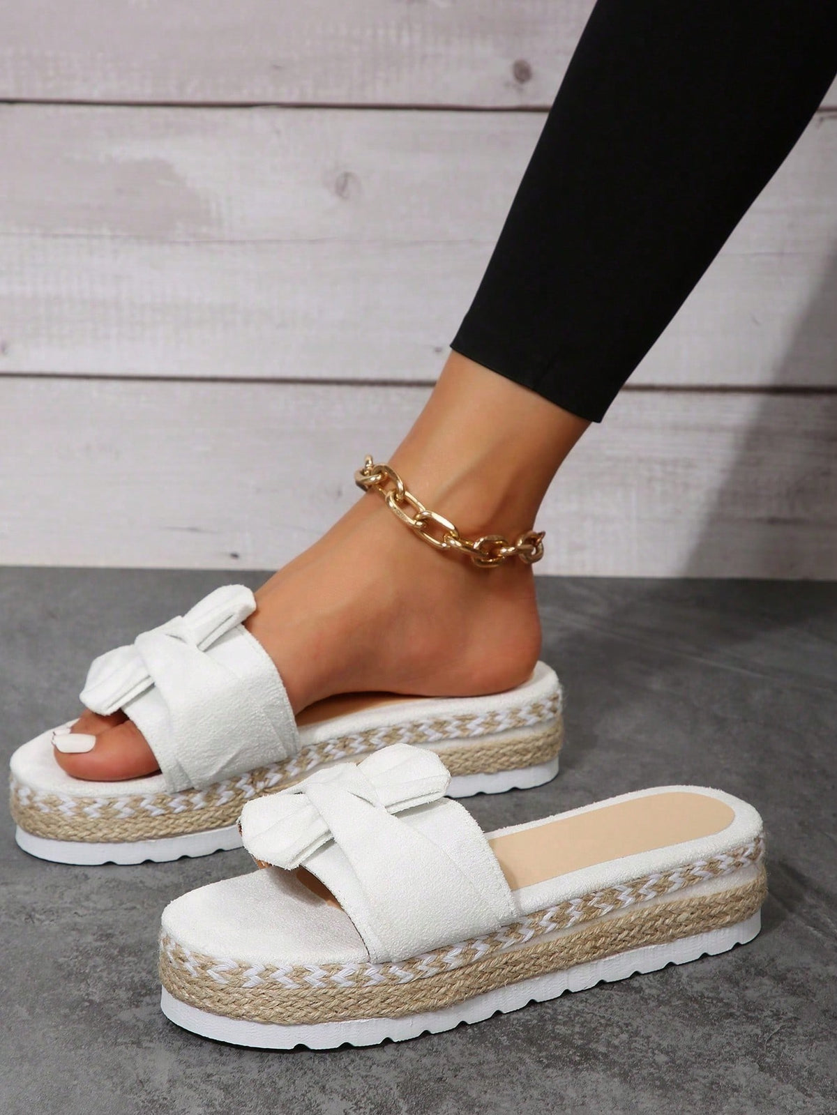 Sandália Flatform Com Laço Pérolas E Detalhes Artesanais