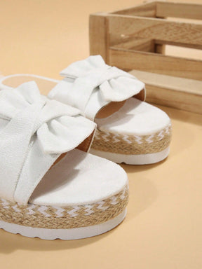 Sandália Flatform Com Laço Pérolas E Detalhes Artesanais