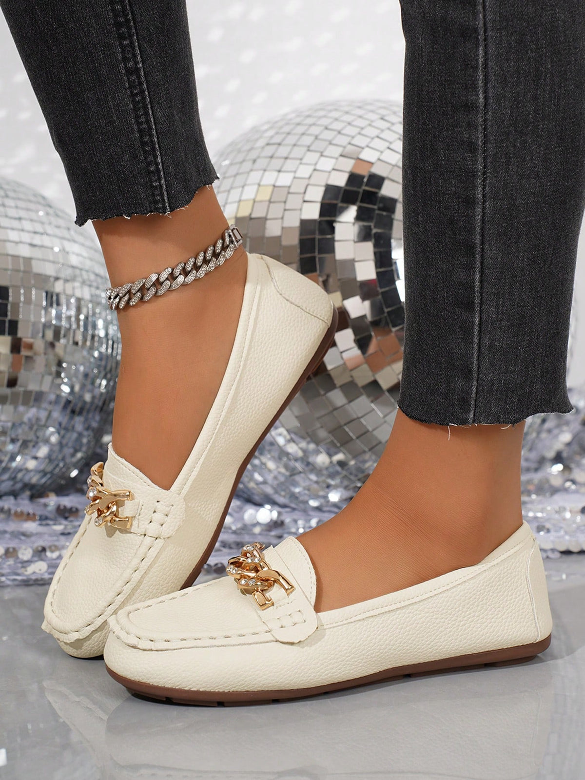 Sapatilha Mocassim Com Corrente Metálica Elegante