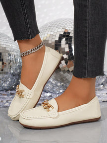 Sapatilha Mocassim Com Corrente Metálica Elegante