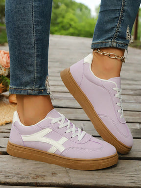 Tênis Casual Retrô Com Detalhes Laterais E Sola Antiderrapante