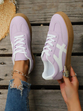 Tênis Casual Retrô Com Detalhes Laterais E Sola Antiderrapante