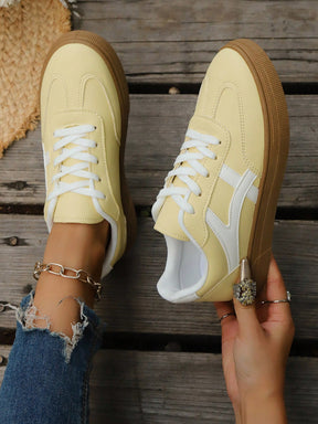 Tênis Casual Retrô Com Detalhes Laterais E Sola Antiderrapante
