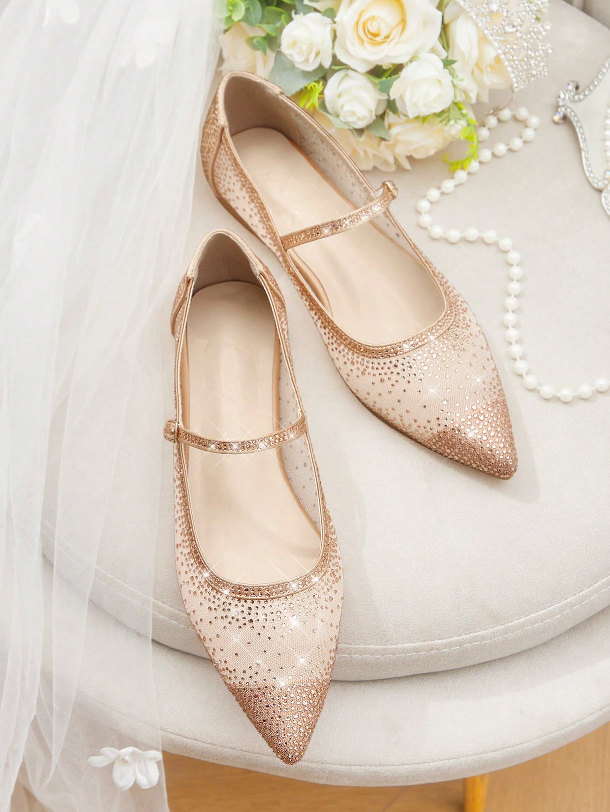 Sapatilha Bico Fino com Strass e Tira Elegante