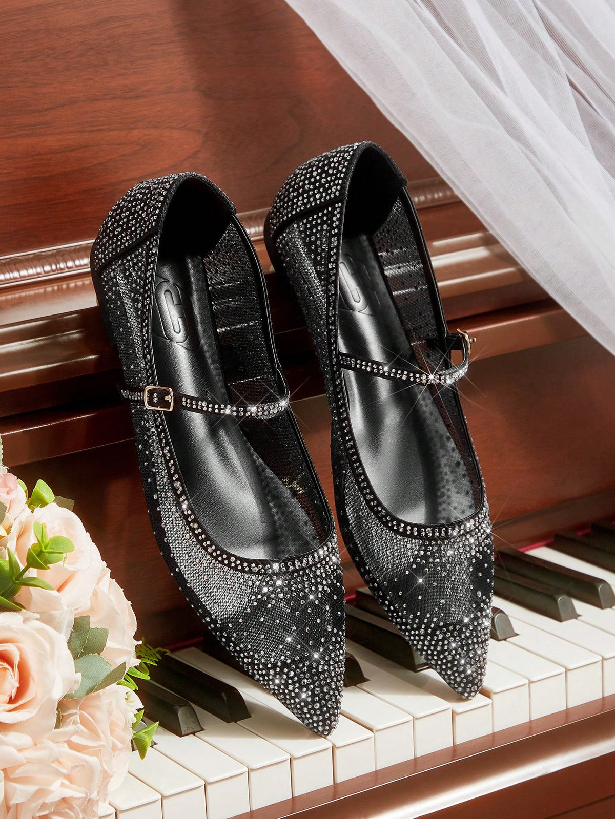 Sapatilha Bico Fino com Strass e Tira Elegante