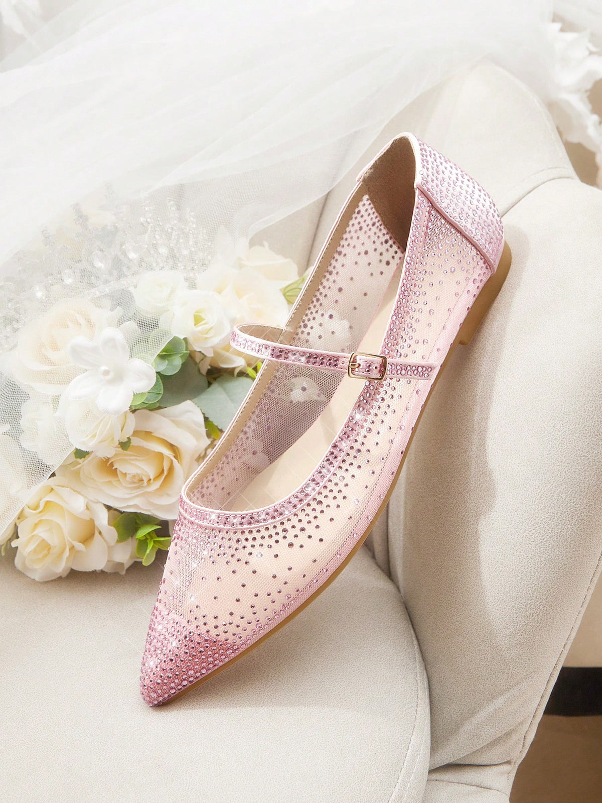 Sapatilha Bico Fino com Strass e Tira Elegante