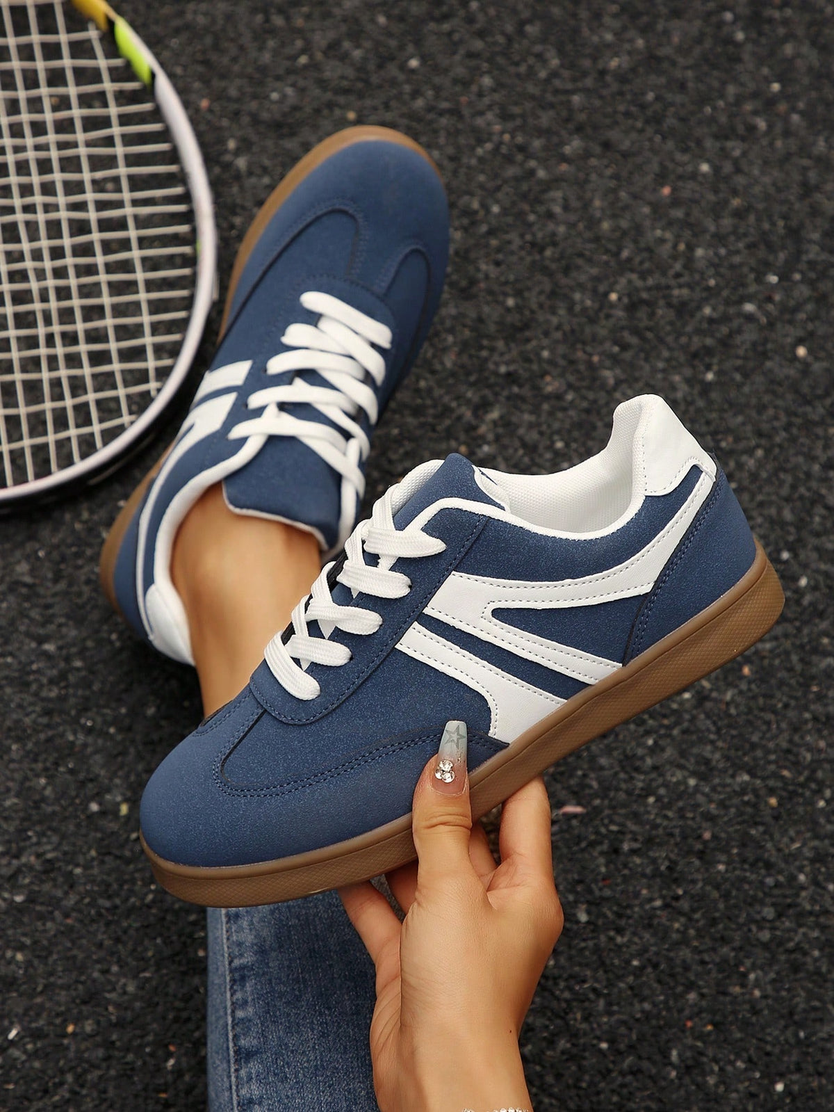 Tênis Casual Retrô Com Detalhe Lateral E Solado Reto