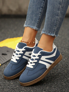 Tênis Casual Retrô Com Detalhe Lateral E Solado Reto