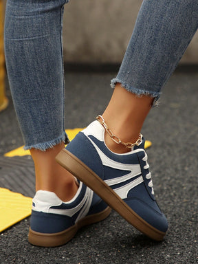 Tênis Casual Retrô Com Detalhe Lateral E Solado Reto