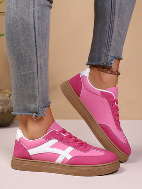 Tênis Casual Retrô Com Detalhes Laterais E Sola Antiderrapante