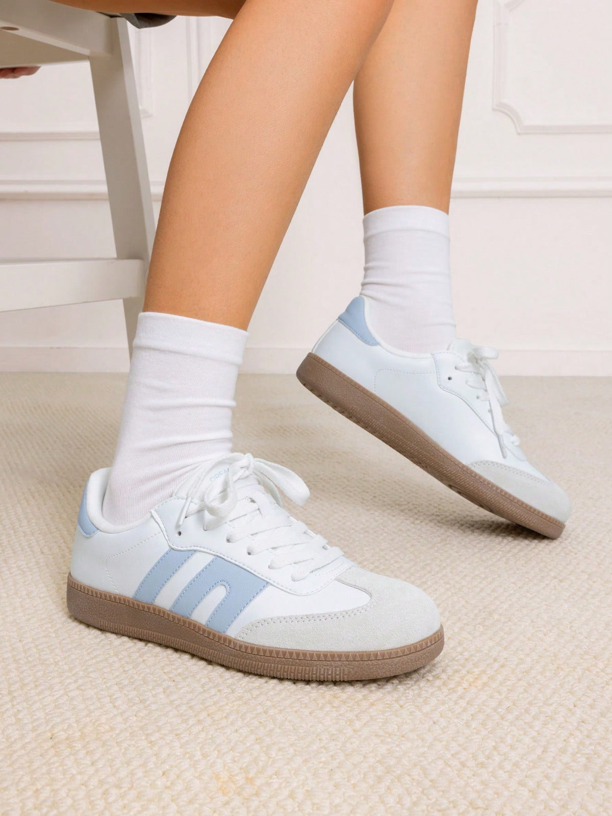 Tênis Casual Com Detalhes Metalizados E Sola Retrô