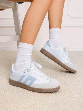 Tênis Casual Com Detalhes Metalizados E Sola Retrô