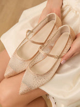 Sapatilha Bico Fino com Strass e Tira Elegante