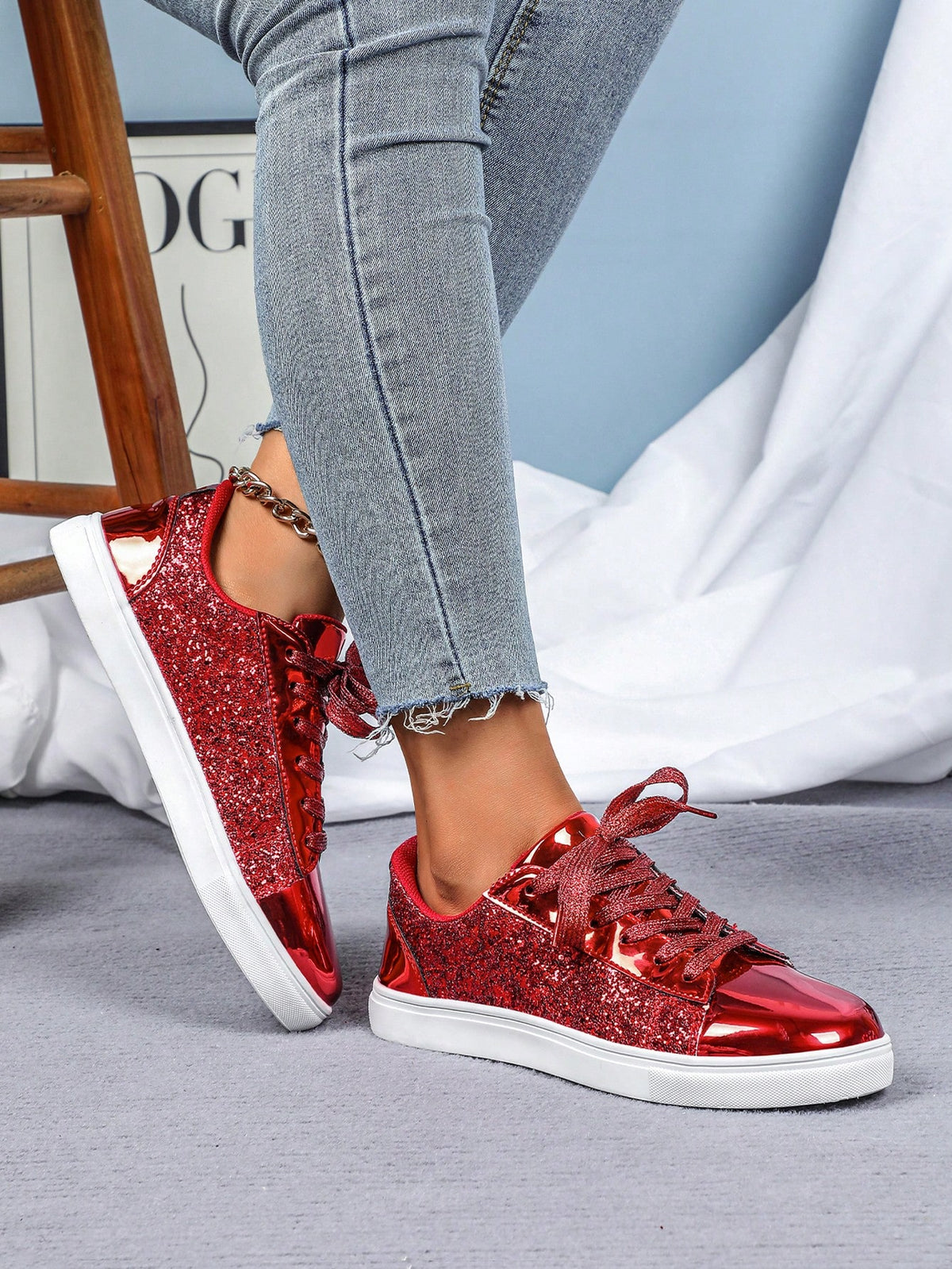 Tênis Casual Metalizado Com Detalhes De Glitter Brilhante