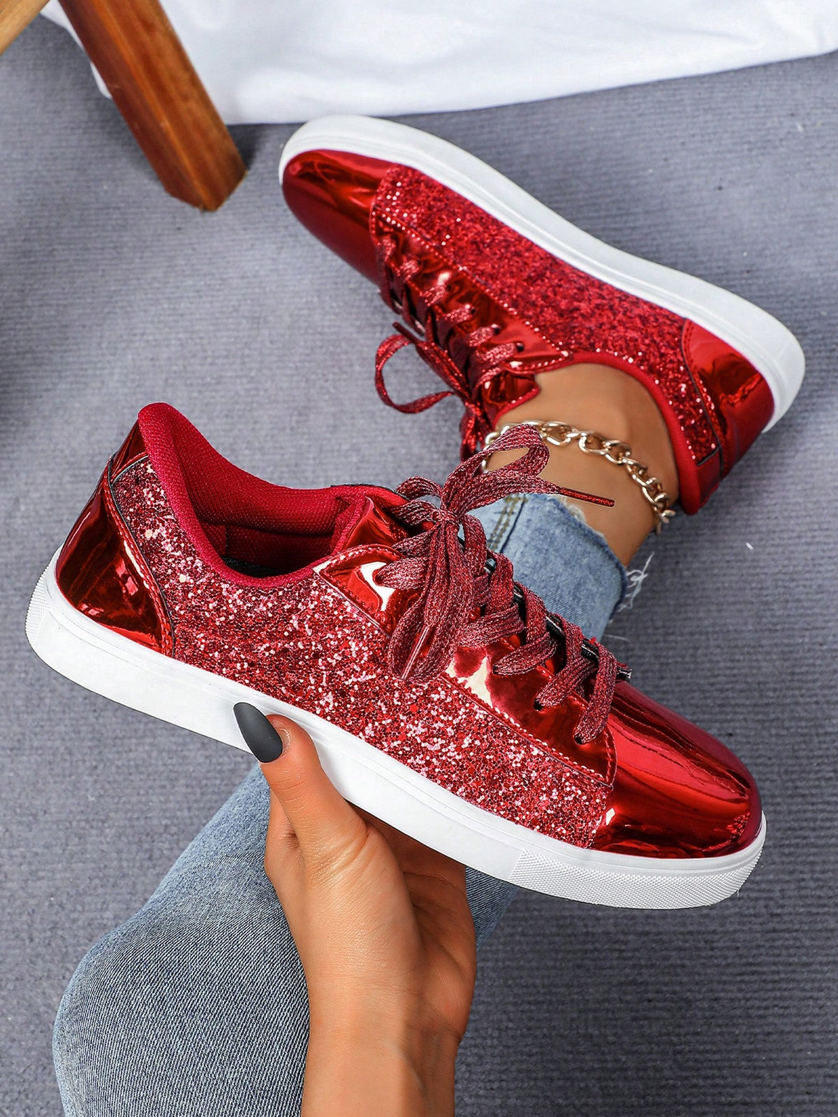 Tênis Casual Metalizado Com Detalhes De Glitter Brilhante