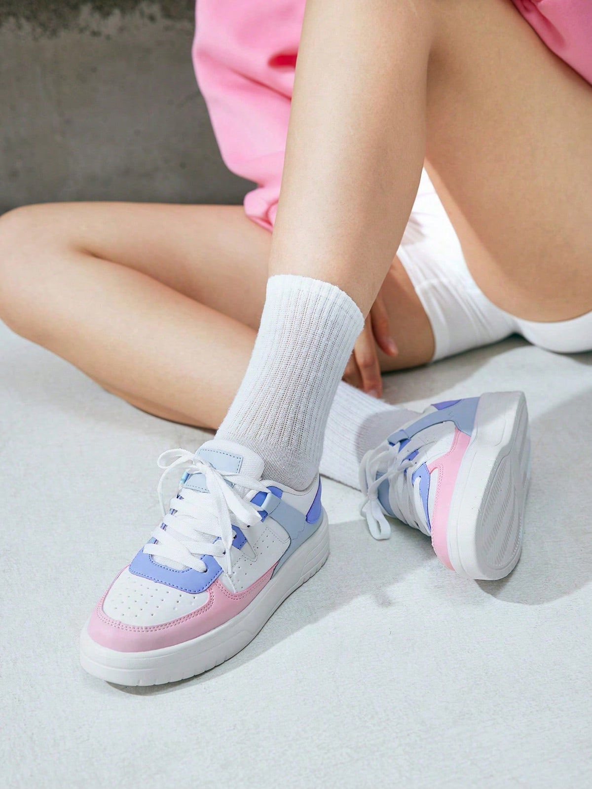 Tênis Casual Com Recortes Coloridos E Design Moderno