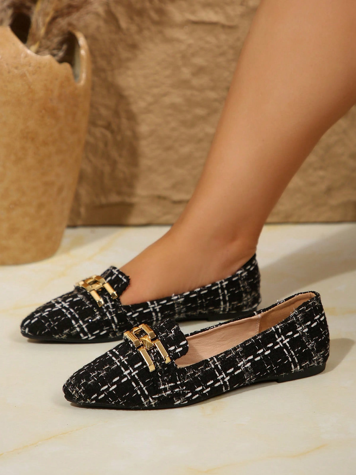 Sapatilha Bico Fino Tweed Com Fivela Metálica Elegante