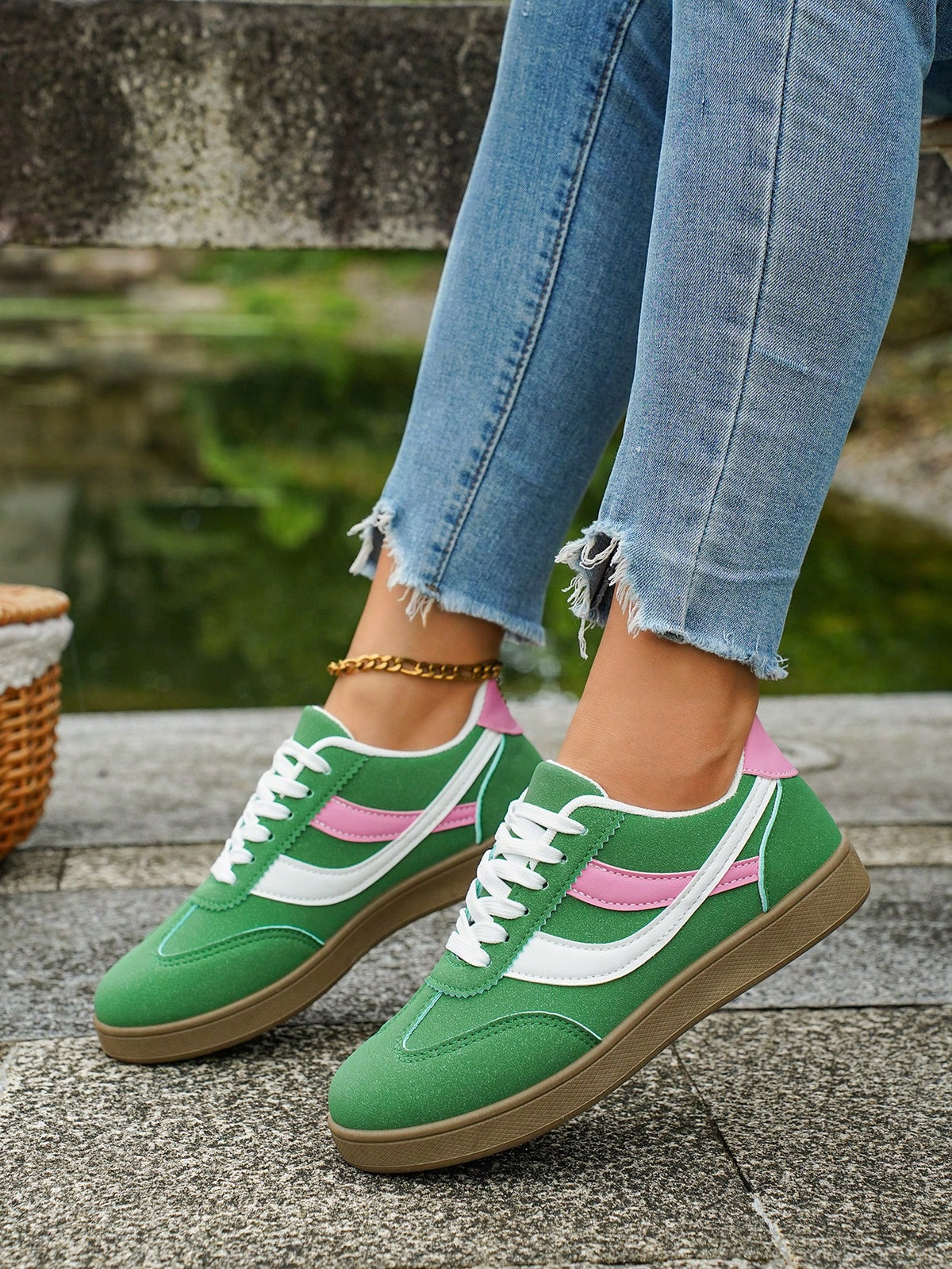 Tênis Casual Retrô Com Detalhes Laterais Estilo Street