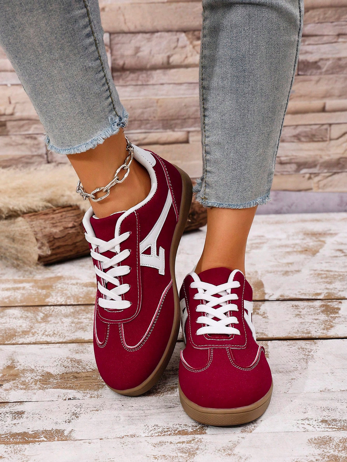 Tênis Casual Retrô Com Detalhe Lateral E Solado Reto