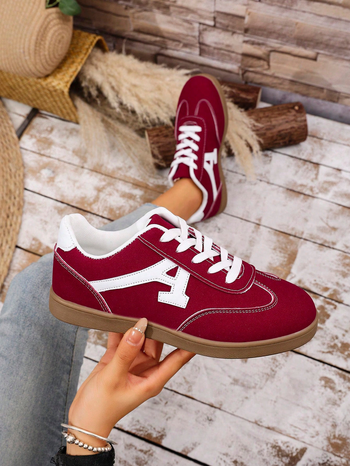 Tênis Casual Retrô Com Detalhe Lateral E Solado Reto