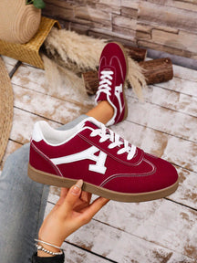 Tênis Casual Retrô Com Detalhe Lateral E Solado Reto