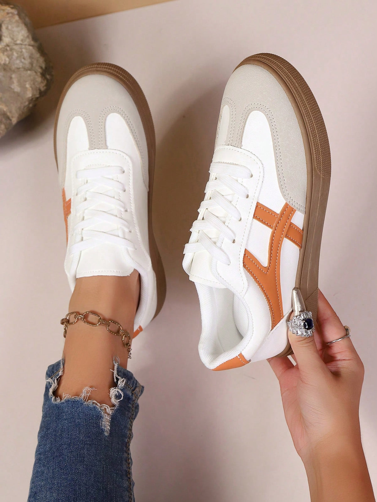 Tênis Casual Retrô Com Detalhes Laterais E Sola Antiderrapante