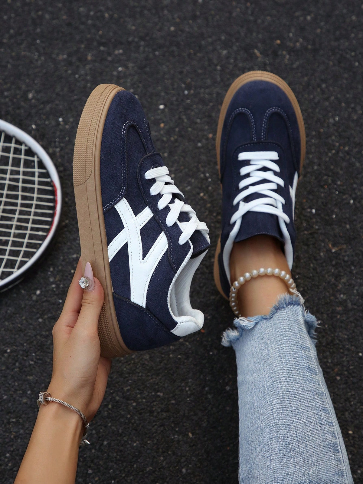 Tênis Casual Retrô Com Detalhe Lateral Contrastante