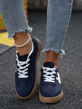 Tênis Casual Retrô Com Detalhe Lateral Contrastante