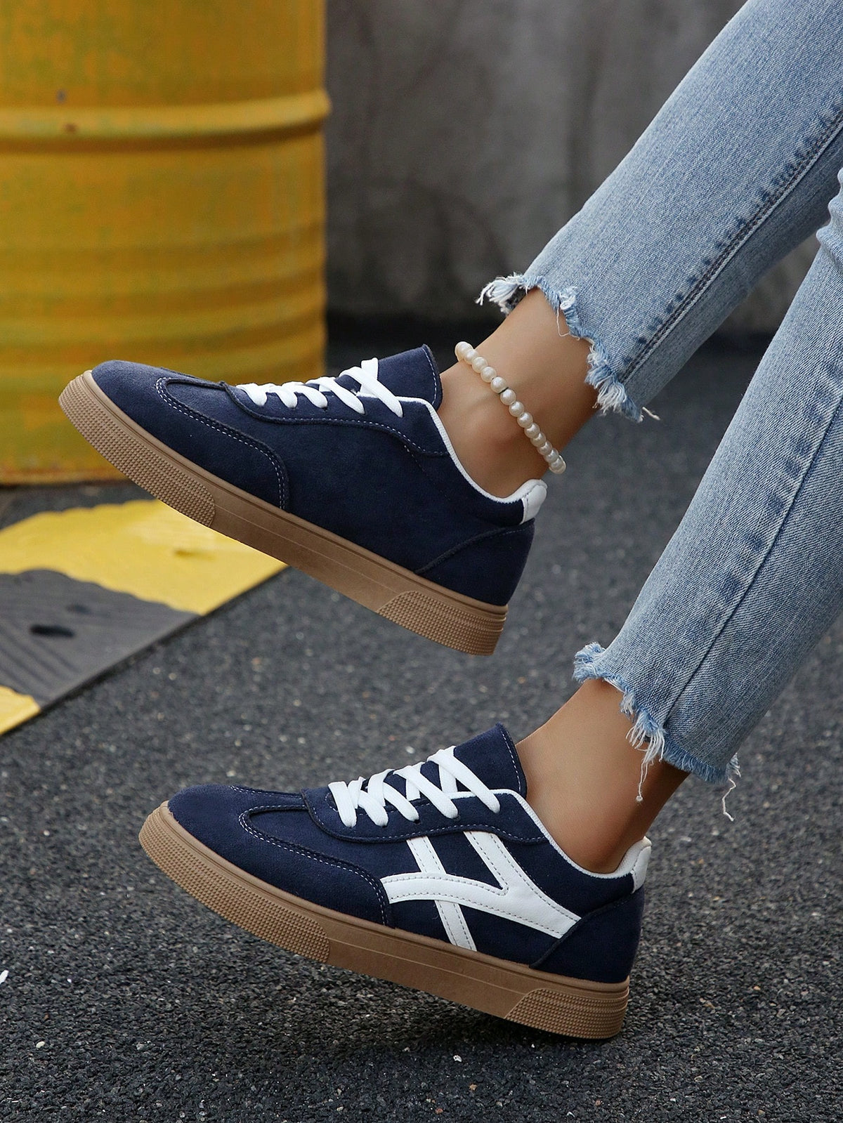 Tênis Casual Retrô Com Detalhe Lateral Contrastante